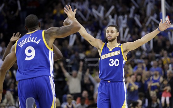 Andre Iguodala (vlevo) a Stephen Curry oslavují akci Golden State.