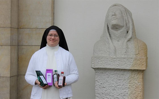 Sestra Benedikta s klášterními produkty.