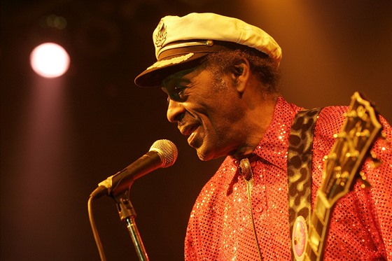 Afroamerický zpěvák, skladatel a kytarista Chuck Berry, jenž ve druhé polovině 50. let svými skladbami definoval nový styl založený na elektrické kytaře.