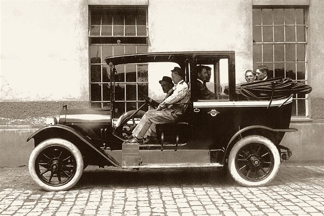 Nedostatek garáží bránil podle novin před 100 lety rozvoji automobilismu