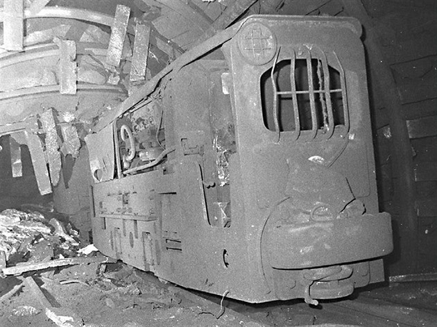 Vyhoelá dlní lokomotiva po explozi v Dolu SA v Karviné 22. bezna 1977.