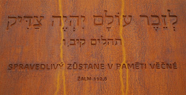 Na obnoveném idovském památníku nechybí ani hebrejtina.