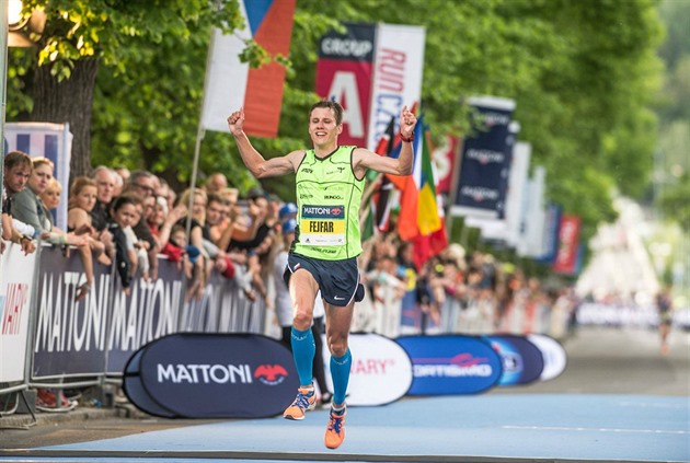 Ondřej Fejfar na Karlovarském půlmaratonu v roce 2016 obsadil 2. místo mezi...