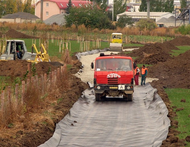 Lesopark v roce 2009. Rozdlily ho nové chodníky.