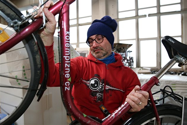 Petr Pelcl pipravuje bikesharingová kola na sezonu. (19. bezna 2017)