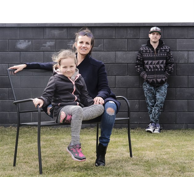 Rodina hokejisty Petra Koukala si po sezon uívá svého domu v Srchu.
