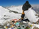 erpa uklz ve vce osm tisc metr odpadky po expedicch na Mount Everest.