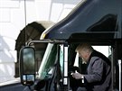 Prezident Donald Trump si u Bílého domu vyzkouel, jaké to je sedt za volantem...