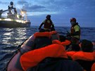 panlská organizace Proactiva Open Arms zachrauje migranty u beh Libye (29....