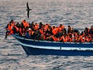 Migranti na peplnné lodi u beh Libye. (29.3. 2017)