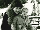 Vra pinarová se synem Adamem na horách (1977)