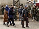 Rutí vojáci dohlíejí na evakuaci povstaleckých tvrtí v syrském Homsu (18....