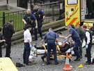 Záchranái oetují mue podezelého z útoku u britského parlamentu v Londýn...