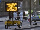 Vyetovatelé na míst útoku u budovy britského parlamentu (22. bezna 2017)