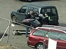 Policisté prohledávají automobil, který vjel na pí zónu v Antverpách (23....