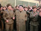 Severokorejský vdce Kim ong-un slaví test nového raketového motoru (19....