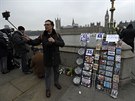 Turisté a novináe na Westminsterském most (23. bezna 2017)