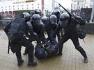 Bloruská policie zatýká v Minsku píznivce opozice (25. bezna 2017)