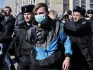 Ruská policie zasahuje proti opoziní demonstraci v Moskv (26. bezna 2017)