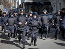 Policie zasahuje proti opoziní demonstraci v centru Moskvy (26. bezna 2017)