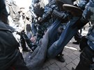 Policejní zásah proti opoziní demonstraci v centru Moskvy (26. bezna 2017)