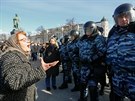 Ruská staenka diskutuje v centru Moskvy s bezpenostními slokami. (26. bezna...