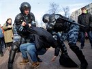 Policie zasahuje proti opoziní demonstraci v centru Moskvy. (26. bezna 2017)