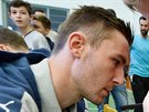 Fotbalový reprezentant Jaromír Zmrhal podepisuje dres kluinovi na ústecké...