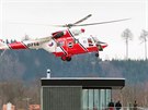 Pistání vrtulníku Letecké záchranné sluby AR Plze - Lín na heliportu...