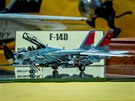 Rozkrytovaný model letounu F-14D Tomcat v mítku 1:144. Pro pedstavu...