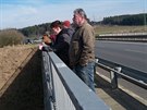 Lidé ekají na most pes dálnici na píjezd amerického vojenského konvoje (25....