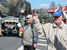 Americko-britský konvoj v Náchod vítaly desítky lidí  (26. bezna 2017).