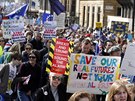 V Londýn demonstrují tisíce lidí proti chystanému odchodu z Evropské unie (25....