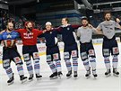 Hokejisté Chomutova oslavují postup do semifinále extraligy, nejvíce vlevo je...