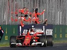 RADOST FERRARI. Sebastian Vettel projídí vítzn cílem Velké ceny Austrálie F1.