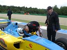 John Surtees (stojící) a jeho syn Henry v kokpitu formule na brnnském...