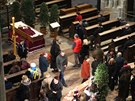 Lidé se uvnit katedrály svatého Víta louí se zasnulý kardinálem Miloslavem...