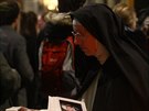 Lidé se uvnit katedrály svatého Víta louí se zasnulý kardinálem Miloslavem...