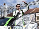 Jan Kopecký zdraví diváky po svém triumfu na Valaské rallye.