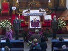 Lidé se v pátek louili se zesnulým kardinálem Miloslavem Vlkem v kostele sv....
