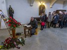 Lidé se v pátek louili se zesnulým kardinálem Miloslavem Vlkem v kostele sv....
