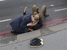 ena pomáhá mui, kterého zranil útoník nedaleko budovy britského parlamentu....