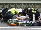Záchranái oetují mue, kterého zranil útoník nedaleko budovy britského...