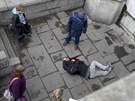 Lidé stojí u mue, kterého zranil útoník nedaleko budovy britského parlamentu....