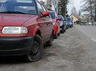 Zamstnanci automobilky v Kvasinách parkují kde se dá, aby se vyhnuli kolonám u...