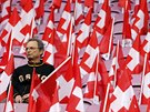 HOP SUISSE. Vlajky pipravené pro výcarské fanouky na stadionu v enev. V...