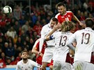 výcarský fotbalista Josip Drmi stílí hlavou gól Lotysku v kvalifikaním...