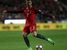 Cristiano Ronaldo v akci pi zápase kvalifikace o mistrovství svta mezi...