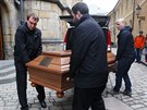 Lidé uctí ve svatovítské katedrále v Praze památku kardinála Miloslava Vlka...