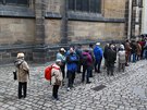 Lidé ekají ped svatovítskou katedrálou v Praze, aby uctili památku kardinála...
